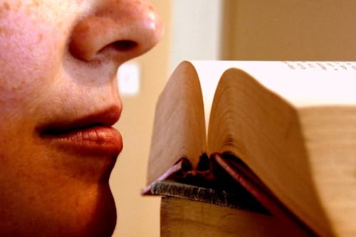 ¿Puede tener olor la literatura? Siente cómo se entremezclan perfumes y libros