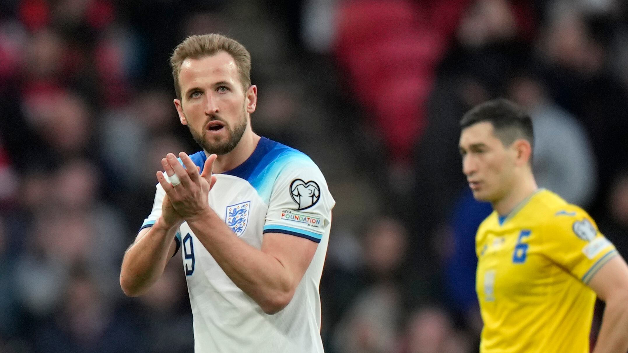 Harry Kane de Inglaterra reacciona tras la victoria ante Ucrania en el duelo del Grupo C de la eliminatoria rumbo al Campeonato Europeo en el Estadio de Wembley el domingo 26 de marzo del 2023. (AP Foto/Alastair Grant)