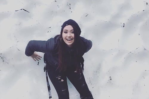 Una mujer es alérgica a la gravedad y no puede estar de pie por más de tres minutos