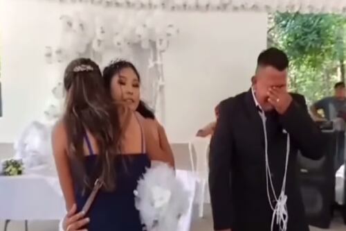 Invitó a su ex esposa a su boda y lloró al verla con otro hombre: supéralo ya