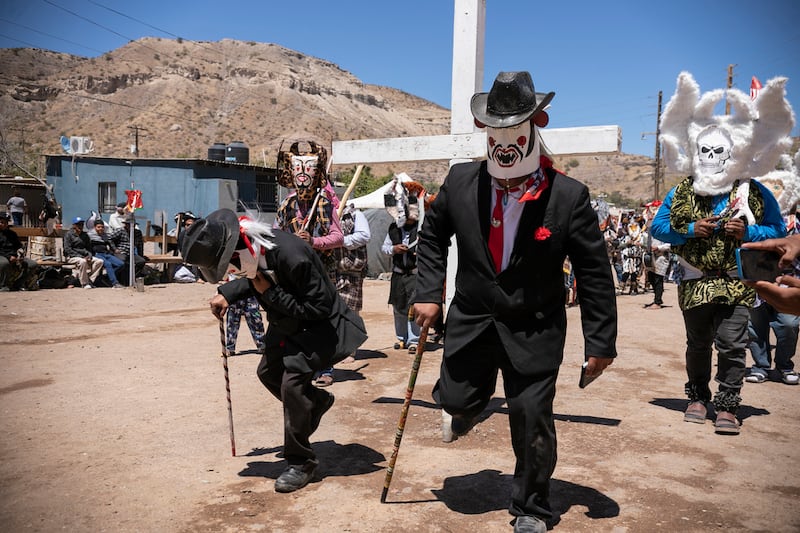 Los bailes y vestimentas no convencionales son parte de la tradición de Semana Santa en Mulege, Baja California Sur (México)