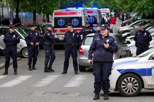 Un adolescente mata a tiros 9 personas en escuela de Serbia