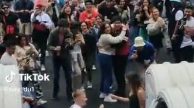 Pide matrimonio a su novia ante fanaticada de concierto de Bad Bunny