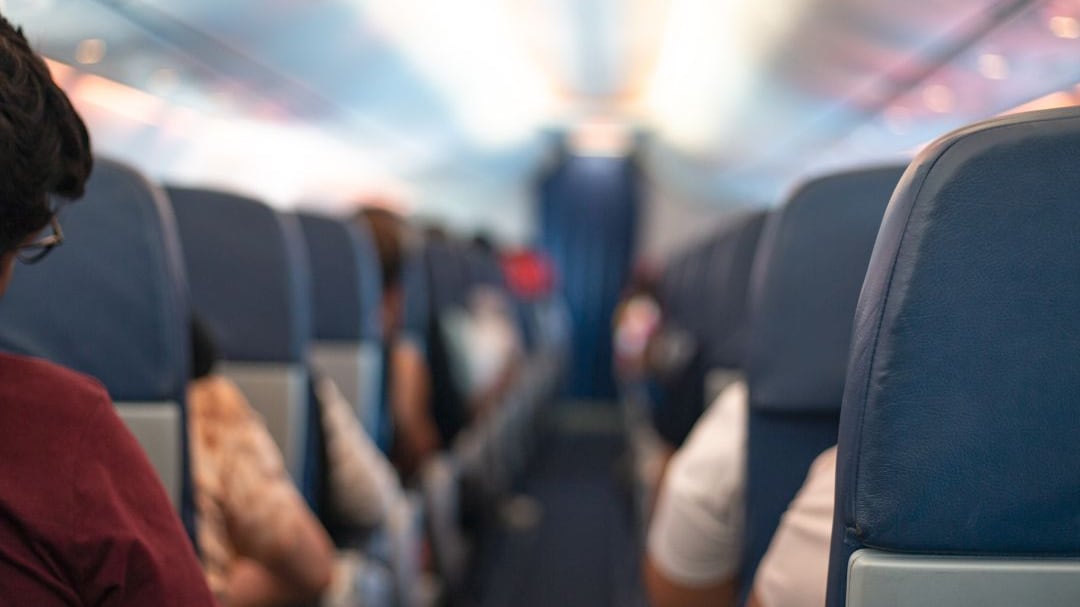 Sujeto envió foto de él desnudo a pasajeros de un avión: Piloto amenazó con cancelar el vuelo