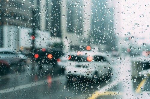 Quédense en casa, dicen las autoridades ante unas lluvias que ya suman 2 muertos en norte de Europa
