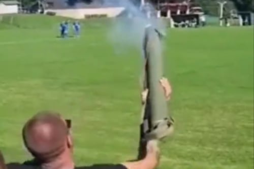 Con un lanzagranadas, ‘hinchas’ dispararon contra jugadores en un partido
