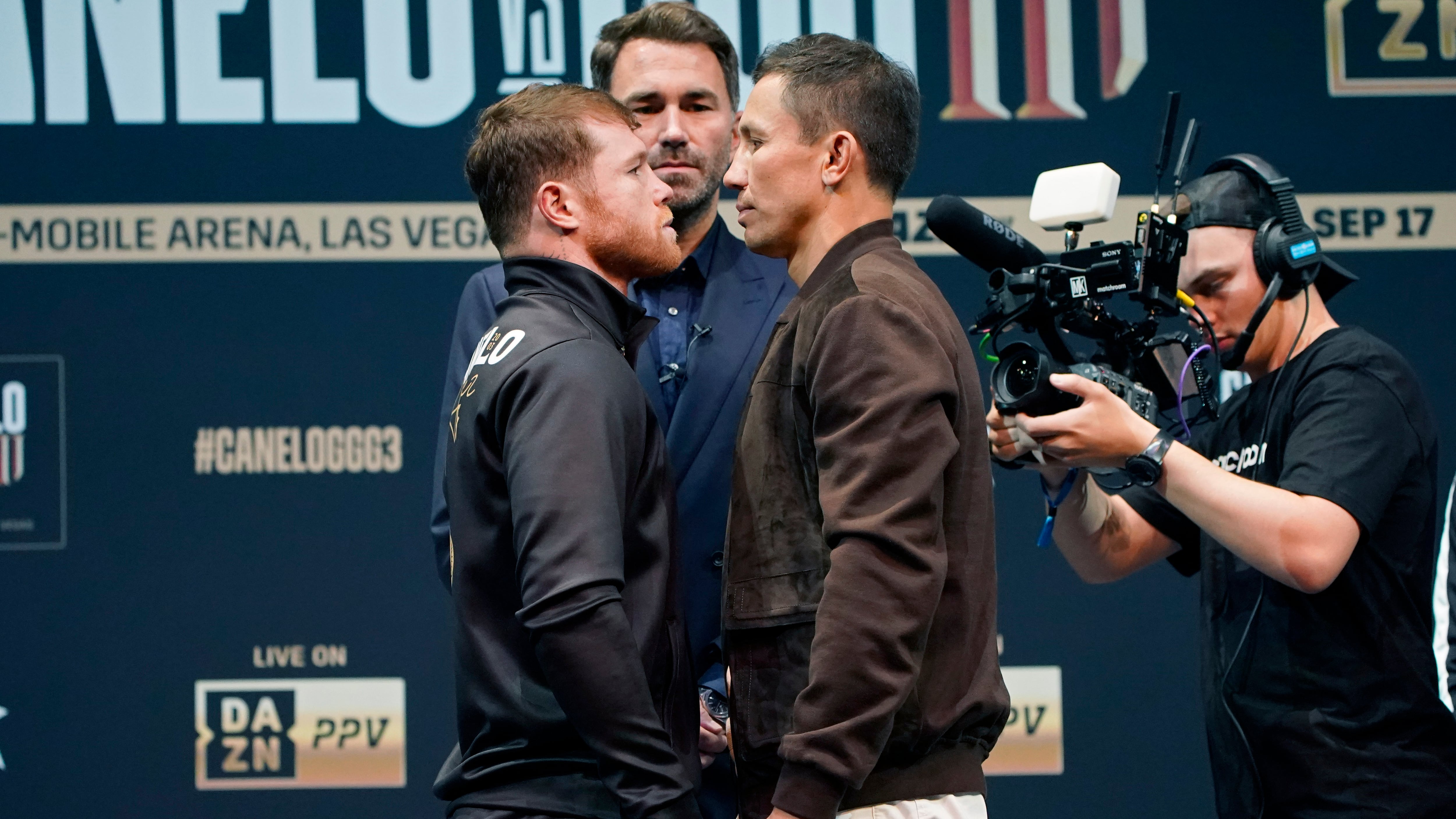 Canelo Alvarez y Gennady Golovkin posan durante la conferencia de prensa antes de la pelea del sábado en Las Vegas el jueves 15 de septiembre del 2022. (AP Foto/John Locher)