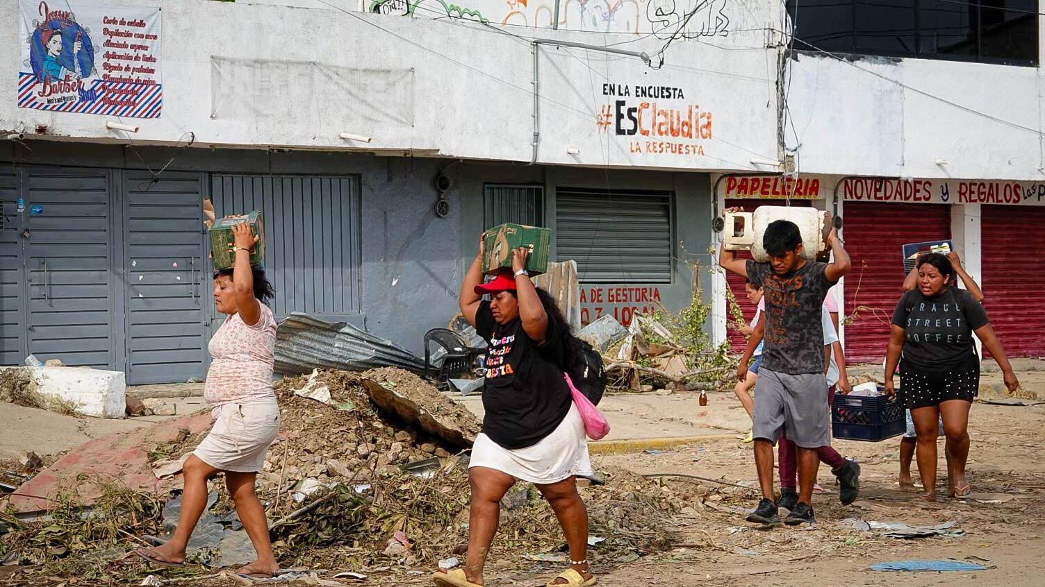 ACAPULCO, GUERRERO, 29OCTUBRE2023.- ¡Acapulco no solo es la zona costera, Acapulco somos todos! Esta frase resuena como un eco en todas las colonias de la zonas altas de las costas de Guerrero un ejemplo la colonia Progreso Popular, donde familias enteras ya habitan y conviven prácticamente en sus calles. Perdimos todo, no tenemos agua, comida, tampoco luz, estamos incomunicados, y lo peor ya no tenemos donde vivir, son los testimonios constantes de dicha colonia la cual sufrió severas afectaciones por el paso del Huracán Otis el cual tocó tierra con categoría 5 llevándose, techados de casas, muebles, cableado, postes de luz incluso automóviles. Divagas colonias de las zonas altas se mantienen en el olvido total por las autoridades que supuestamente deberían estar apoyandolos; Ejército, Guardia Nacional, Marina, gobierno estatal y el gobierno federal, no aparecen cuando uno más los necesita, termina su relato un habitantes de las colonias altas. FOTO: ROGELIO MORALES/CUARTOSCURO.COM
