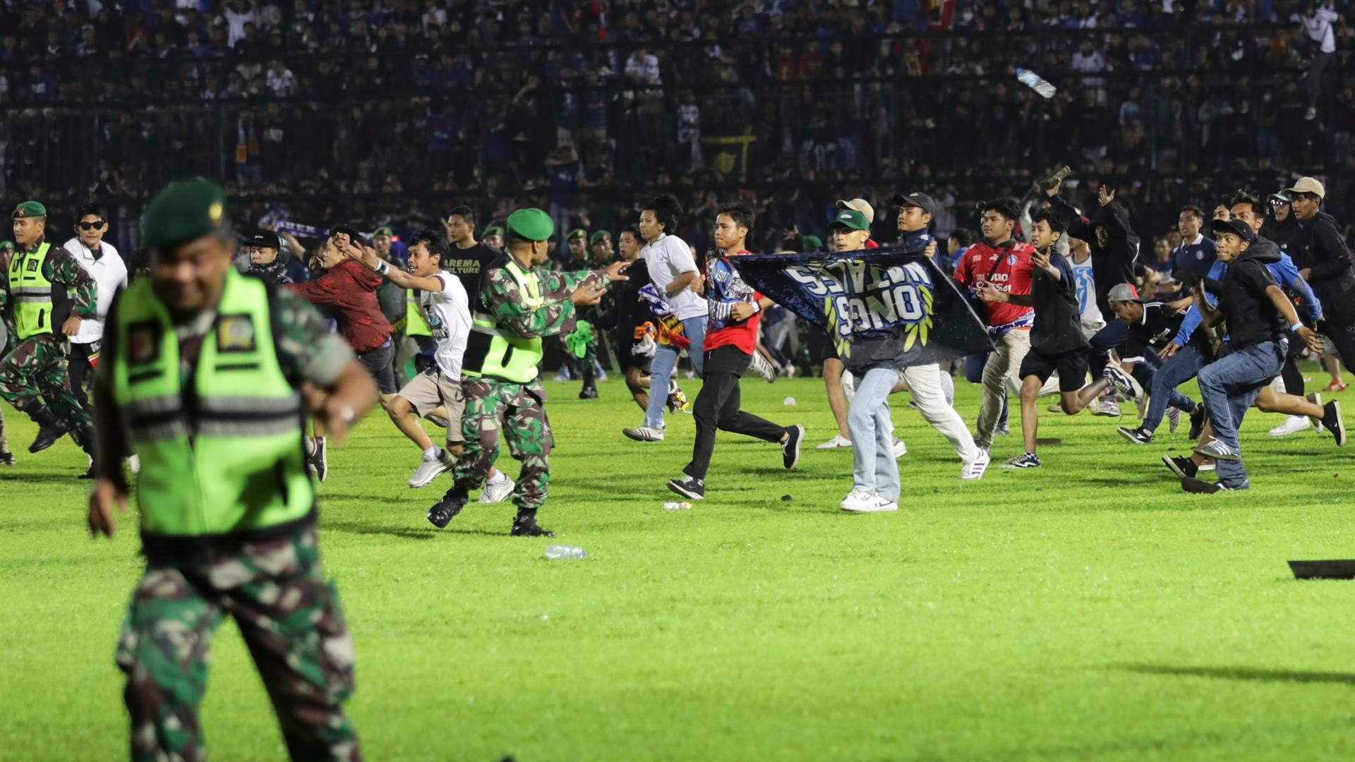 ¿Qué ocasionó la muerte de más de 120 personas en el fútbol de Indonesia?