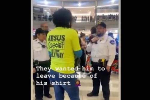 Le prohíben entrar a centro comercial por tener una camiseta que dice “Jesús Salva”