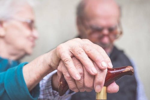 ¡Sin sentimientos! Hijo rompió el corazón de su padre de 85 años al abandonarlo en una portería