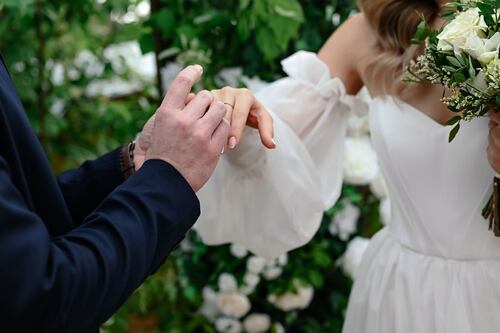 ¿Cómo es que no se dio cuenta antes? Mujer descubre que su esposo realmente es una mujer