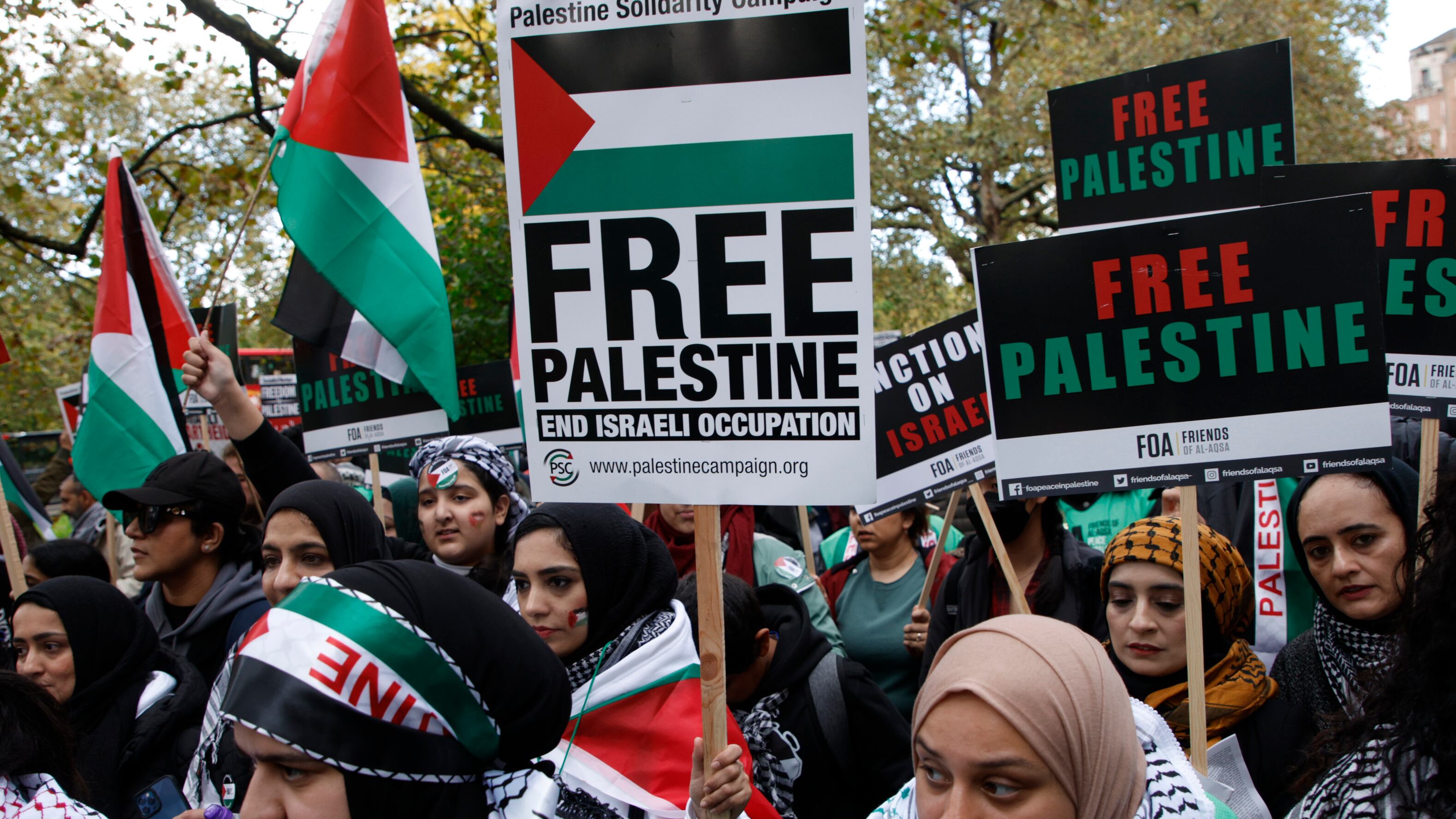 Manifestantes con banderas y pancartas marchan en apoyo a los palestinos en Londres, sábado 21 de octubre de 2023. Los letreros dicen "Libertad a Palestina. Terminar la ocupación israelí". La guerra entre Hamas e Israel sigue remeciendo al mundo. (AP Foto/David Cliff)