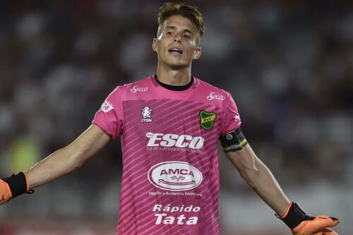 Niño consuela a portero argentino, tras derrota con Boca Juniors