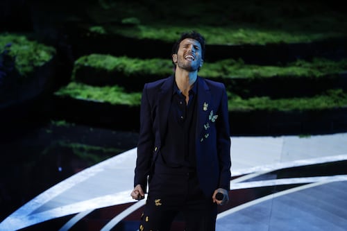 ¡No pudo contener la emoción! Sebastián Yatra celebró con lágrimas y arrodillado tras su interpretación de ‘Dos Oruguitas’ en los Oscar 2022