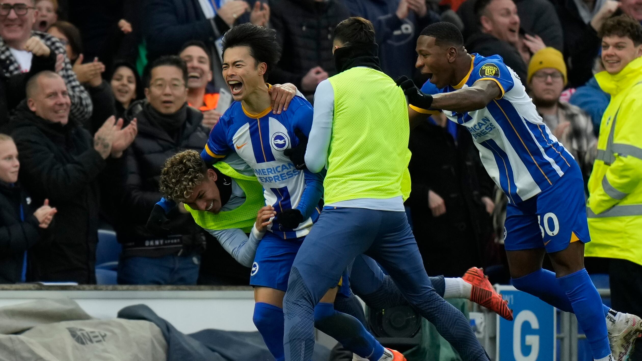 Kaoru Mitoma (izquierda) celebra tras anotar el segundo gol de Brighton en la victoria ante Liverpool en la Copa FA