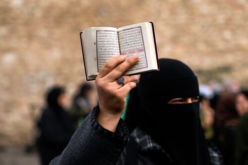 Prohíben la quema de ejemplares del Corán, la Biblia y Torá