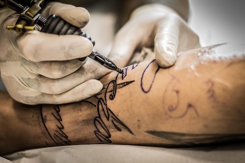 Le prohíben entrar en la escuela de sus hijos por tener toda la cara tatuada