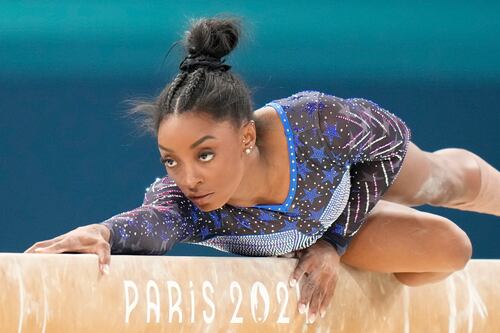 Simone Biles supera a Rebeca Andrade y recupera el trono en el all-around olímpico