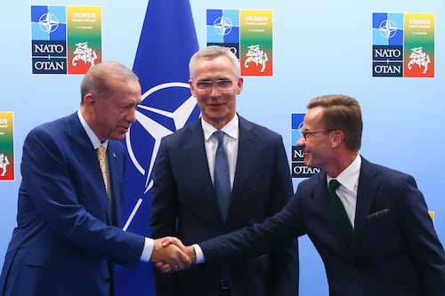 Jefe de OTAN dice que no hay plazo para ingreso de Ucrania; Zelenskyy dice que es "absurdo"