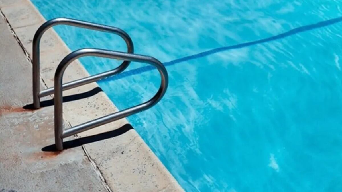 El suceso ocurrió en una piscina de edificios residenciales ubicados en California. Foto: bing.com/images.