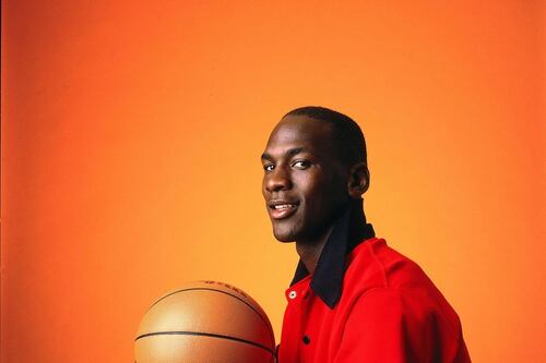 Subastan unas zapatillas rotas de Michael Jordan por más de 400 mil dólares: esta es su historia
