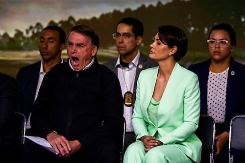 Bolsonaro ‘de ninguna manera’ quiere a su esposa como candidata a la presidencia de Brasil