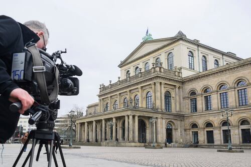Famoso coreógrafo embarró heces en la cara a una periodista por mala reseña que escribió