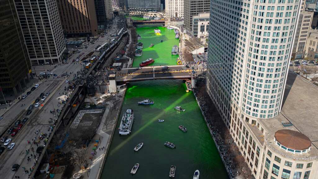 En la ciudad de Chicago se tiñe el río verde por la celebración de origen irlandés de San Patricio.