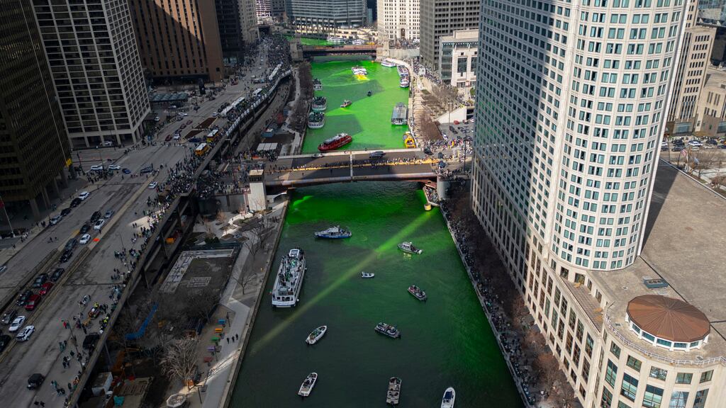 En la ciudad de Chicago se tiñe el río verde por la celebración de origen irlandés de San Patricio.