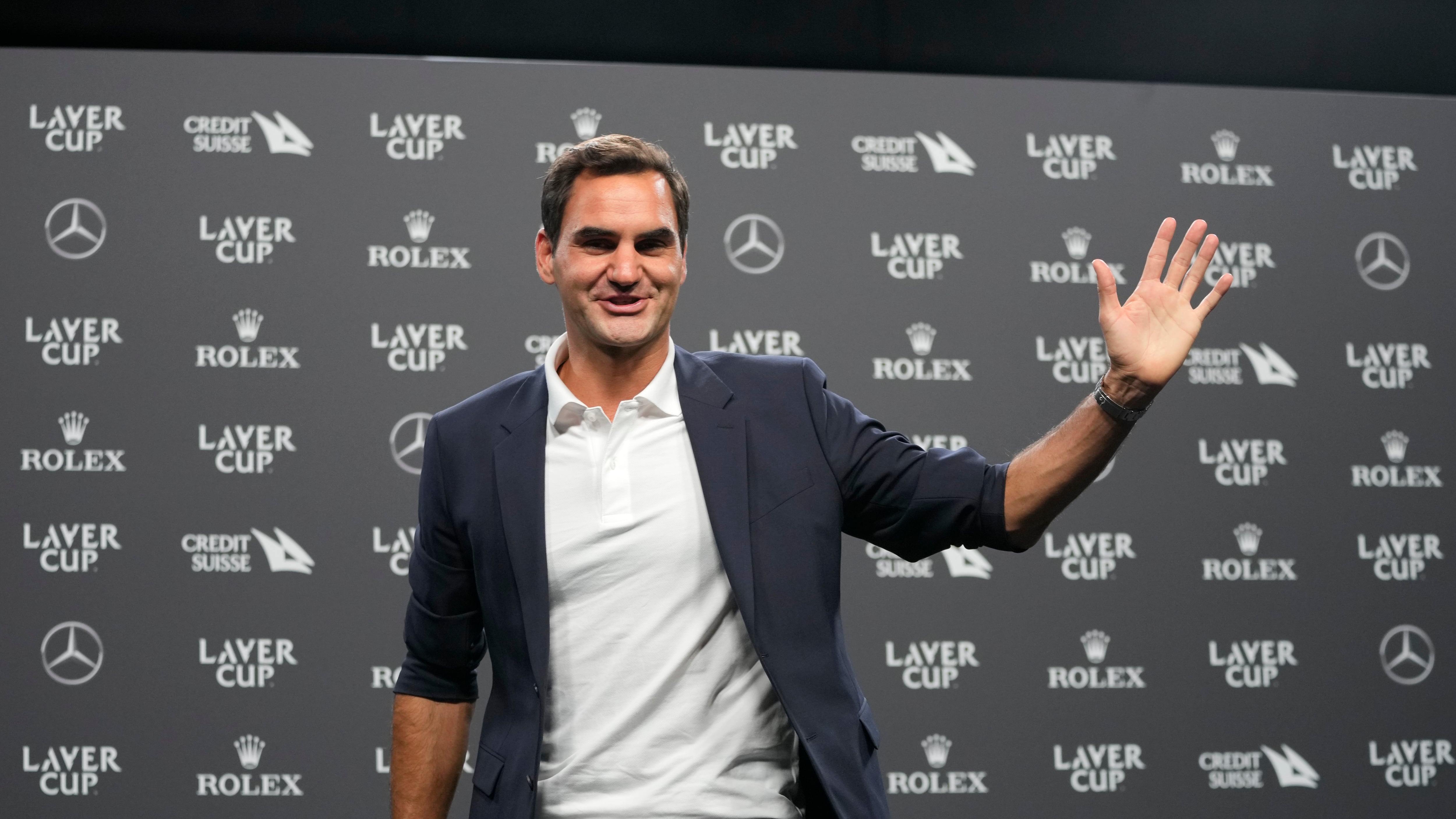 El suizo Roger Federer saluda durante una conferencia de prensa en Londres, el 21 de septiembre de 2022. (AP Foto/Kin Cheung)