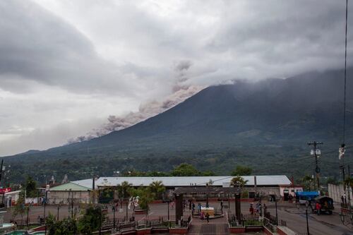 Volcán de Fuego, en Guatemala, entra en erupción