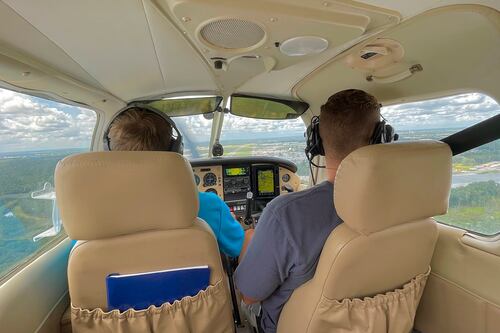 Un piloto de 2ª generación y una azafata “llena de vida” entre las víctimas del choque aéreo de DC