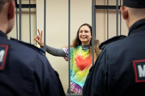 Artista rusa sentenciada a 7 años de prisión por mensajes contra guerra Rusia-Ucrania