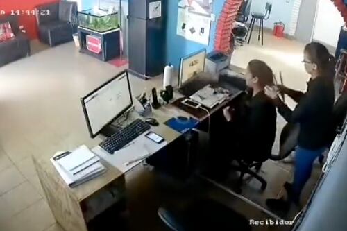 Recepcionistas fueron grabadas “sacando la vuelta” en el trabajo y desatan la discusión en redes