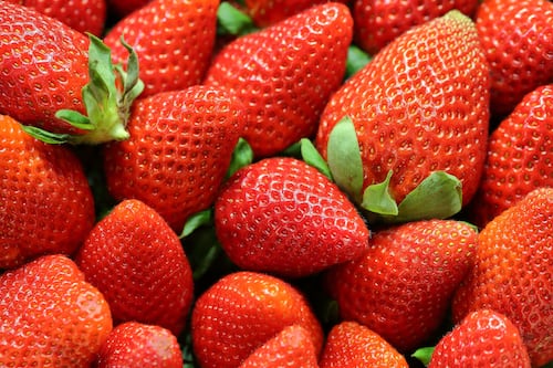 Descubre el secreto detrás del reto visual que hace ver a las fresas poco apetitosas