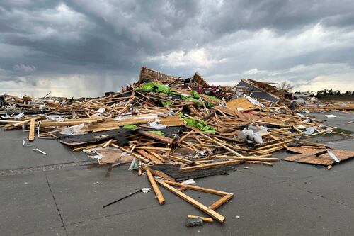 Tornados destrozan casas en suburbios de Nebraska y causan daños en Iowa