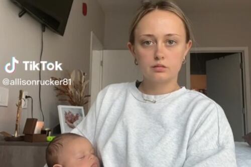 Da a luz tras ir al hospital por dolor de supuestos cálculos renales