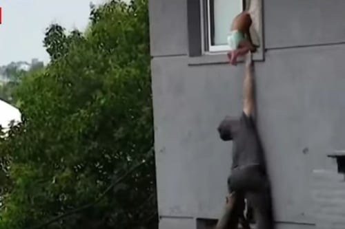 El viral rescate de un bebé que caminaba por la ventana de un segundo piso