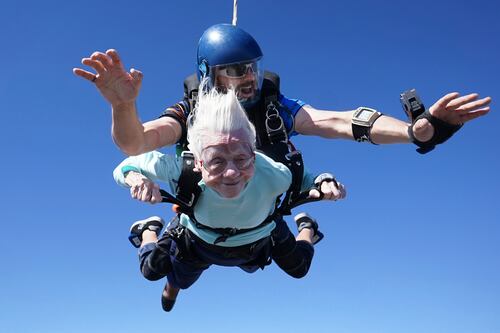 Mujer de 104 años batirá el récord de paracaidista más longeva del mundo