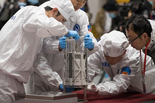 Científicos chinos descubren fuente de agua en la Luna