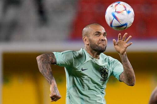 Alves vuelve a negar acusaciones al ser procesado por caso de agresión sexual