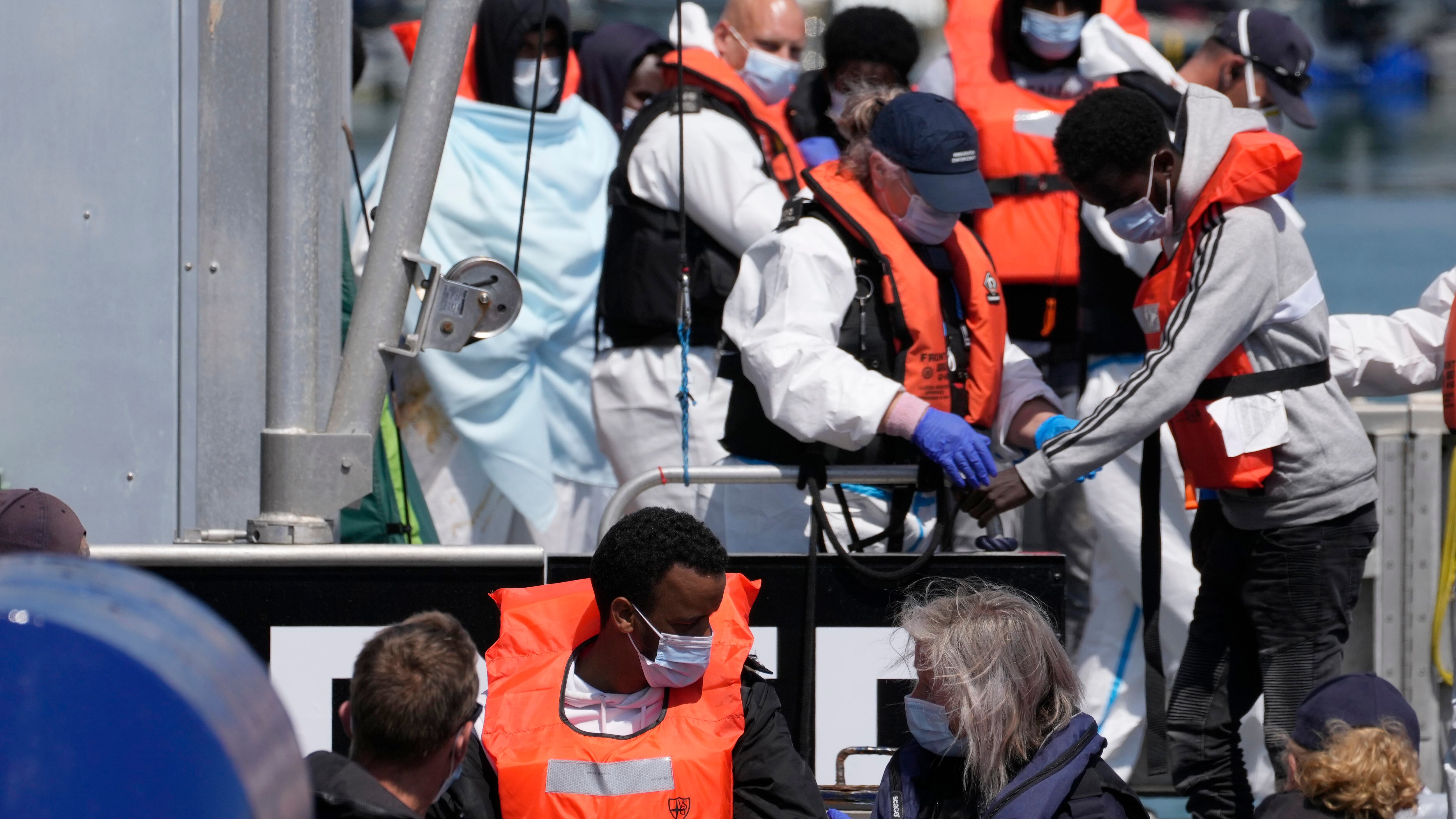 Reino Unido sigue con polémica ley de inmigración, buscan negar el acceso a migrantes