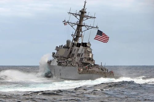 Barcos son atacados por hutíes en Mar Rojo; funcionarios dicen que buque de EEUU dispara en defensa
