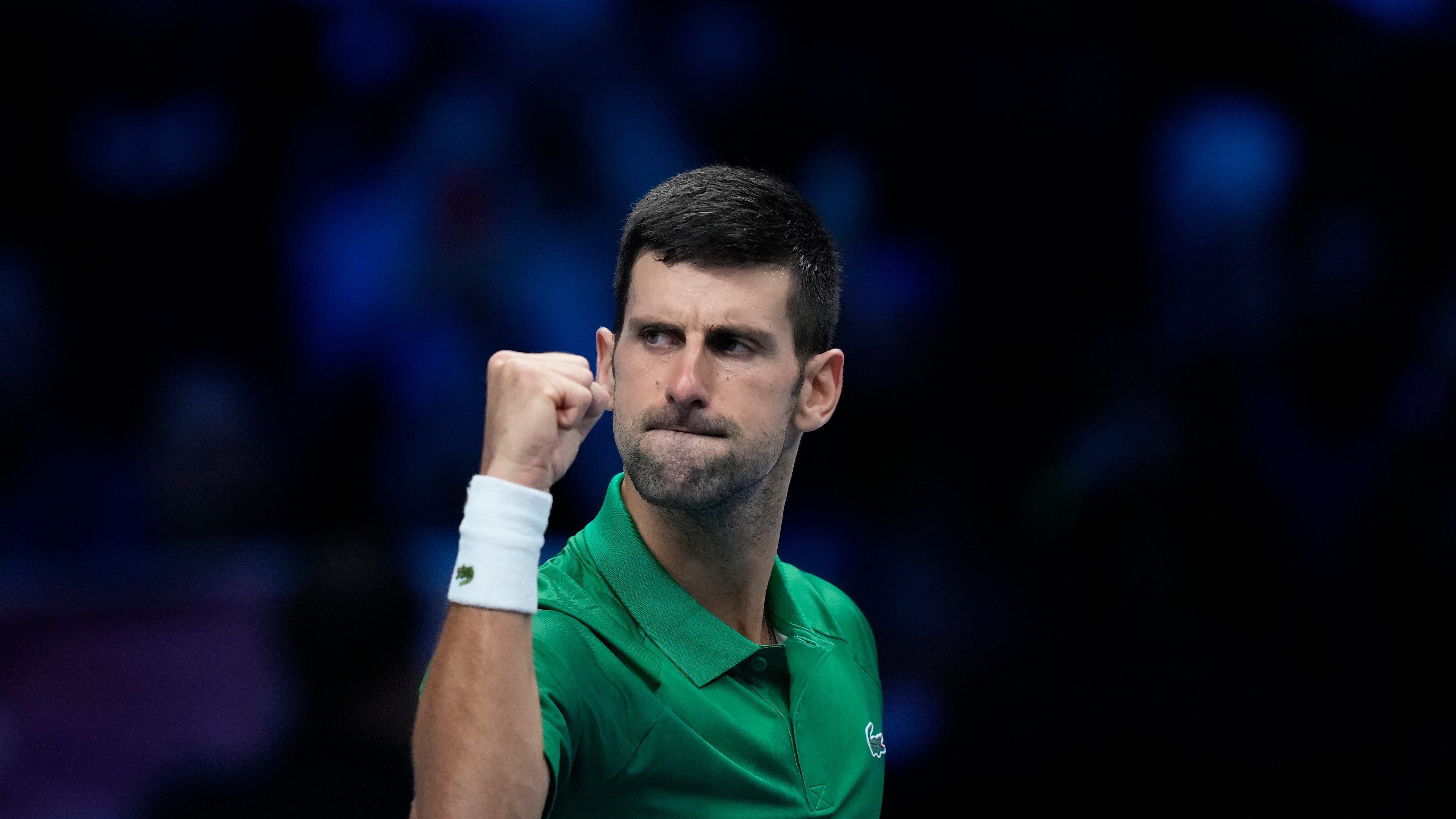 El serbio Novak Djokovic festeja tras vencer al griego Stefanos Tsitsipas en su partido de individuales de las ATP World Tour Finals, en la Pala Alpitour en Turín, Italia, 14 de noviembre de 2022.