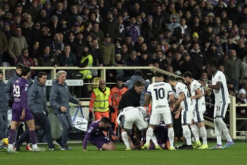 Edoardo Bove, jugador de Fiorentina, en coma inducido tras desplomarse en partido