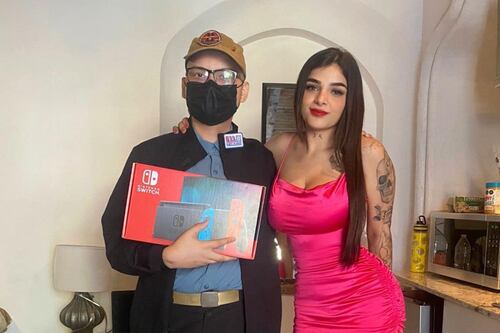 ¿Solidaria? Modelo de Onlyfans regala quimio a hijo de una fan