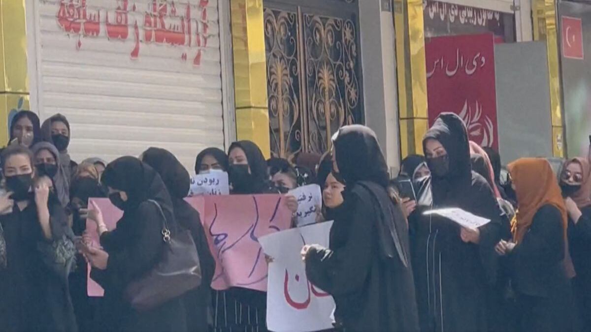Mujeres protestan en Kabul por cierre de salones de belleza.
