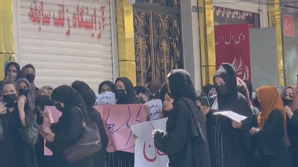 Mujeres protestan en Kabul por cierre de salones de belleza.