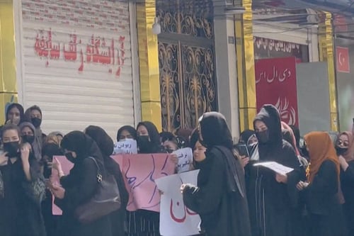 Decenas de mujeres protestan tras orden para cerrar salones de belleza en Kabul